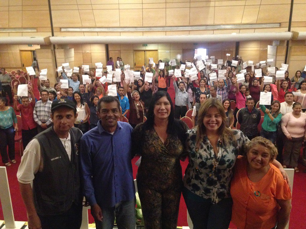 mineducacion_ve's tweet photo. 📜👥👏 | 318 trabajadores de #NuevaEsparta reciben credenciales de ingreso al @MPPEDUCACION. (+Leer) ➡ https://t.co/hiuTNviL96 @psuvaristobulo @NicolasMaduro https://t.co/eqaczXM6pX