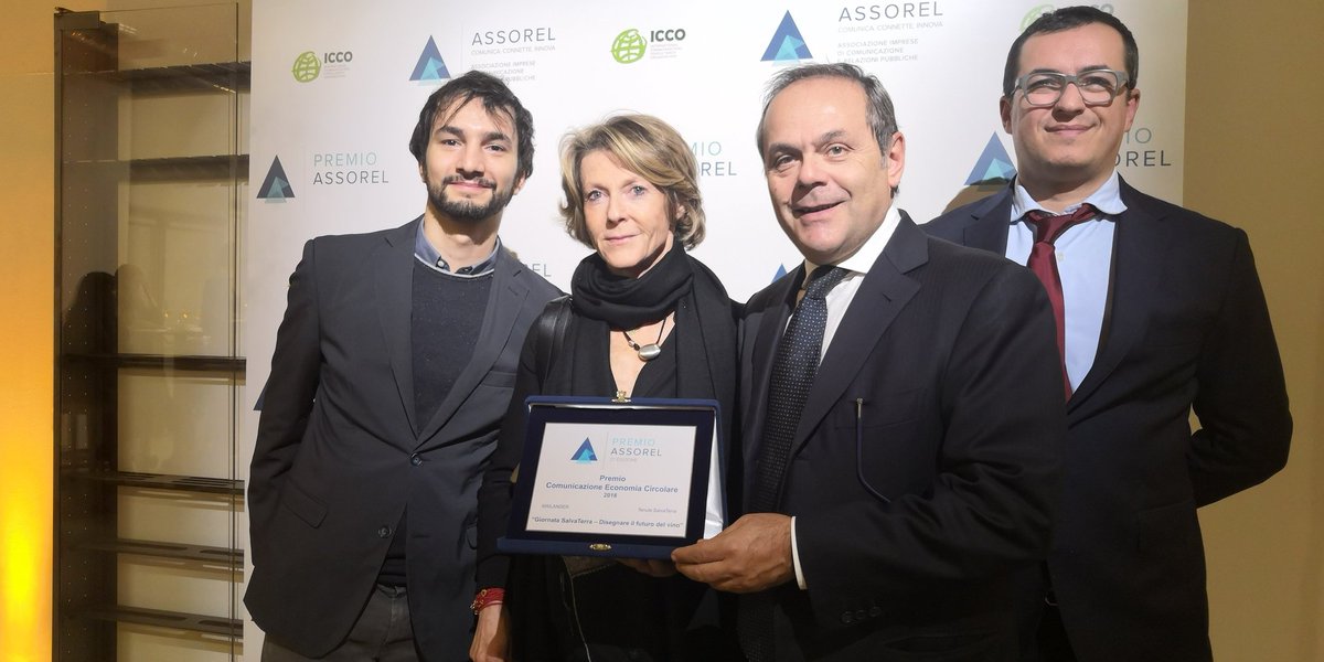 Mailander_RD's tweet photo. Insieme a @salvaterrawines ci siamo aggiudicati il #premioassorel 2018 nella categoria  "Comunicazione Economia Circolare" per #GiornataSalvaTerra - Disegnare il futuro del vino. 
Ora un brindisi è obbligatorio🍷! https://t.co/dl5DNIK0Ar