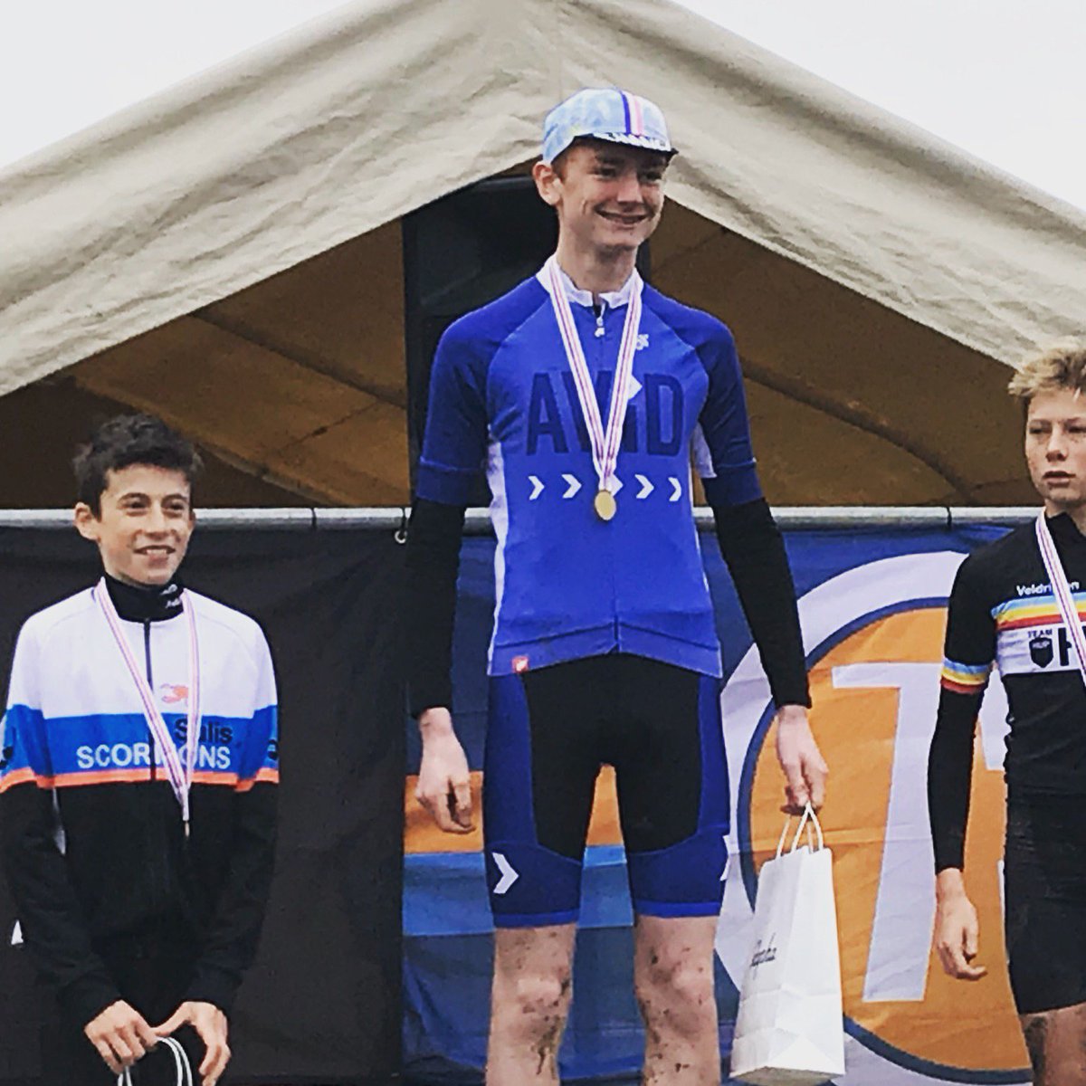 Tom was super chuffed to take gold to become the U14 southern CX champion 🥇
@avid_sport @HarthamPark #shamXross @ClevedonPhysEd