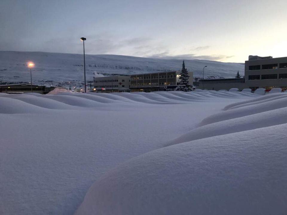 Strange_Sounds's tweet photo. Hey Google, where is my car please? Extreme snow storm in Akureyri, Iceland buries cars and streets under more than 1 meter of snow in less than 24 hours #Google #snow #storm #Akureyri #Iceland https://t.co/2b376BEmm3 via @Strange_Sounds https://t.co/g589zIojO5