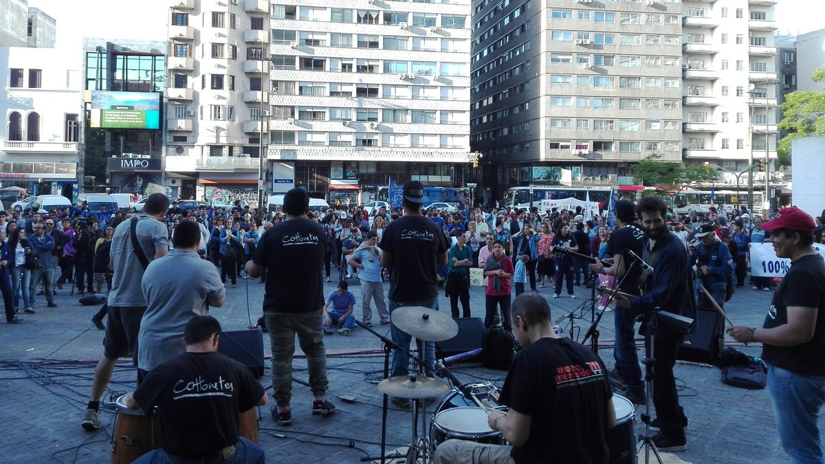 Música en vivo con la actuación de #Cottonetes, banda que reúne músicos con y sin discapacidad, en la Marcha por Accesibilidad e Inclusión #MontevideoSinBarreras #Accesibilidad #Inclusión
