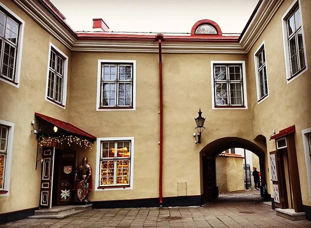 viaggiconme's tweet photo. ✨Un cortile nascosto tra le case medievali della collina di #toompea, il luogo in cui ha avuto origine #tallinn. Questo cortile è speciale, perché conduce alla terrazza di #patkuli, da cui si può ammirare la città vecchia con i suoi tetti rossi!✨ #ba… https://t.co/r0unVqn8Ow https://t.co/1fw0mhFowj