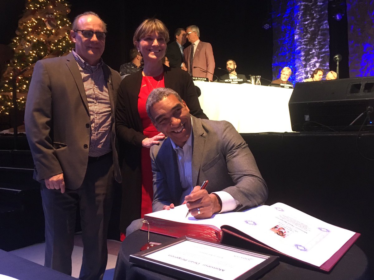 BouchardClaude's tweet photo. L’athlète paralympique onze fois médaillé Dean Bergeron signe le livre d’or de la Ville de Saguenay. #rcsag https://t.co/oDhrzqcIPu