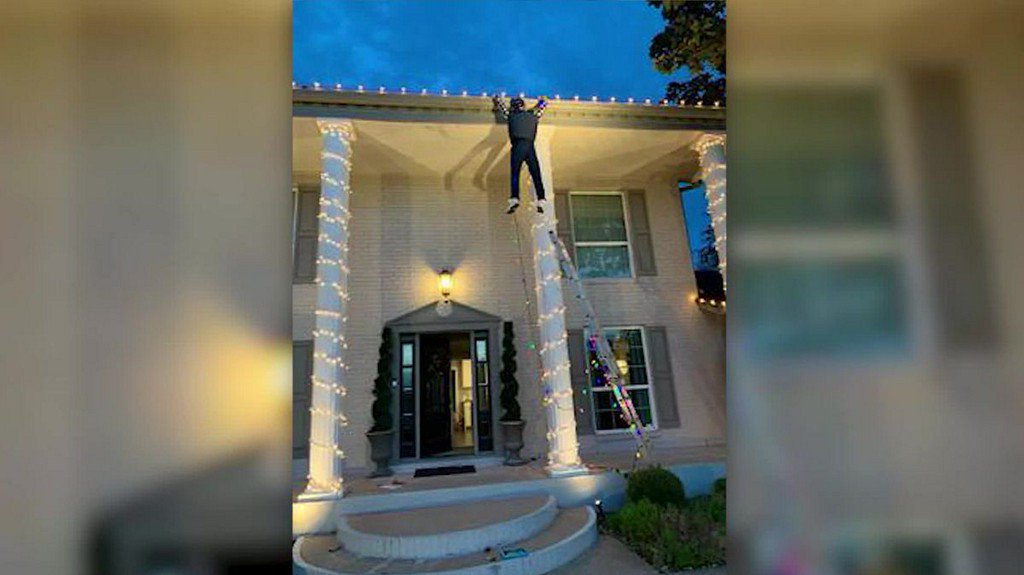 KCCINews's tweet photo. Passerby panics, calls 911 after seeing 'Clark Griswold' hanging off roof https://t.co/wam1WUVInZ https://t.co/SAgj317COM