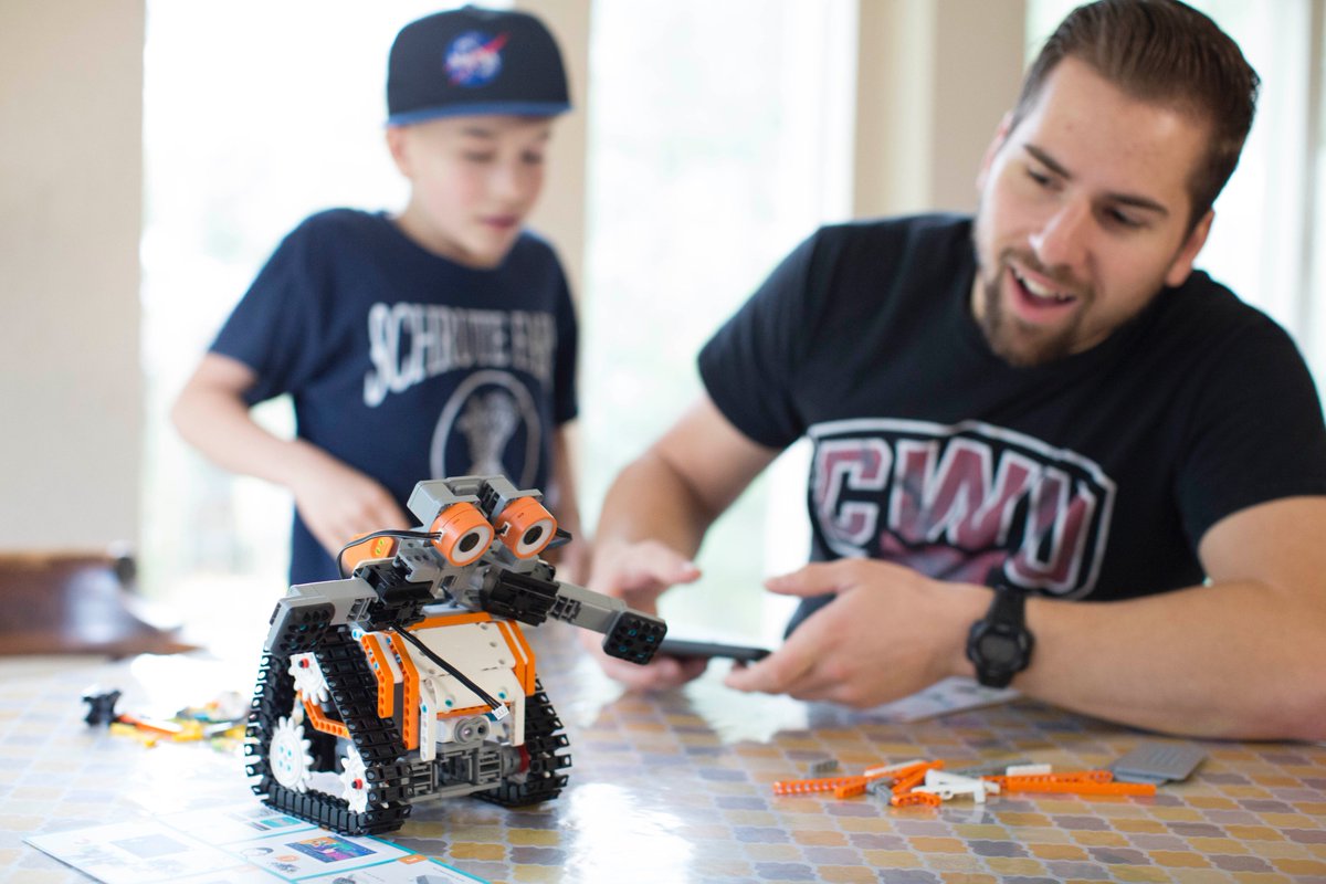reneebergeron14's tweet image. JIMU Robots: a fun family project that teaches coding and #stem. #JIMURobot #CreateMagicwithJIMU #UBTECHRobotics #ad #AstroBotCosmos @UBTECHRobotics bit.ly/2BISIe1