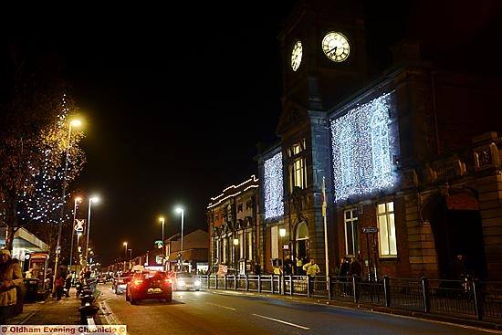 It's Royton Christmas light switch on this Saturday the 8th! We are there serving up the CHRISTMAS DINNER PIE and WARM MINCE PIES from 4pm. Lights on at 5.30pm! Hope to see you there #oldhamhour