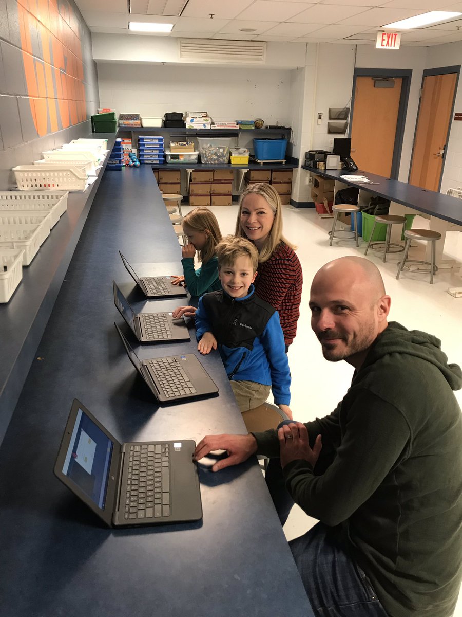 SwaseySTEAM's tweet photo. Swasey families join us for #HourOfCode all week! Students becoming teachers! #swaseycentral https://t.co/qV2rBOUN7Z