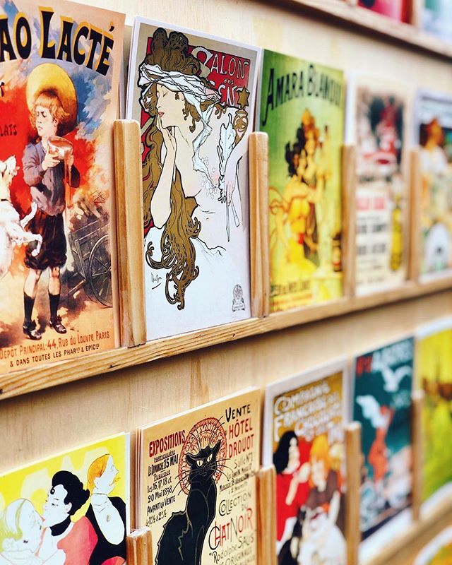 werbowys's tweet photo. the prettiest art prints from the prettiest area of paris, montmarte 🖼🎨
.
.
.
.
#colors #travel #instagood #art #traveling #colorgram #instacolorful #paris #illustration #parisfrance #instatravel https://t.co/YmHM3X3eSh https://t.co/BqAFa4DwGp