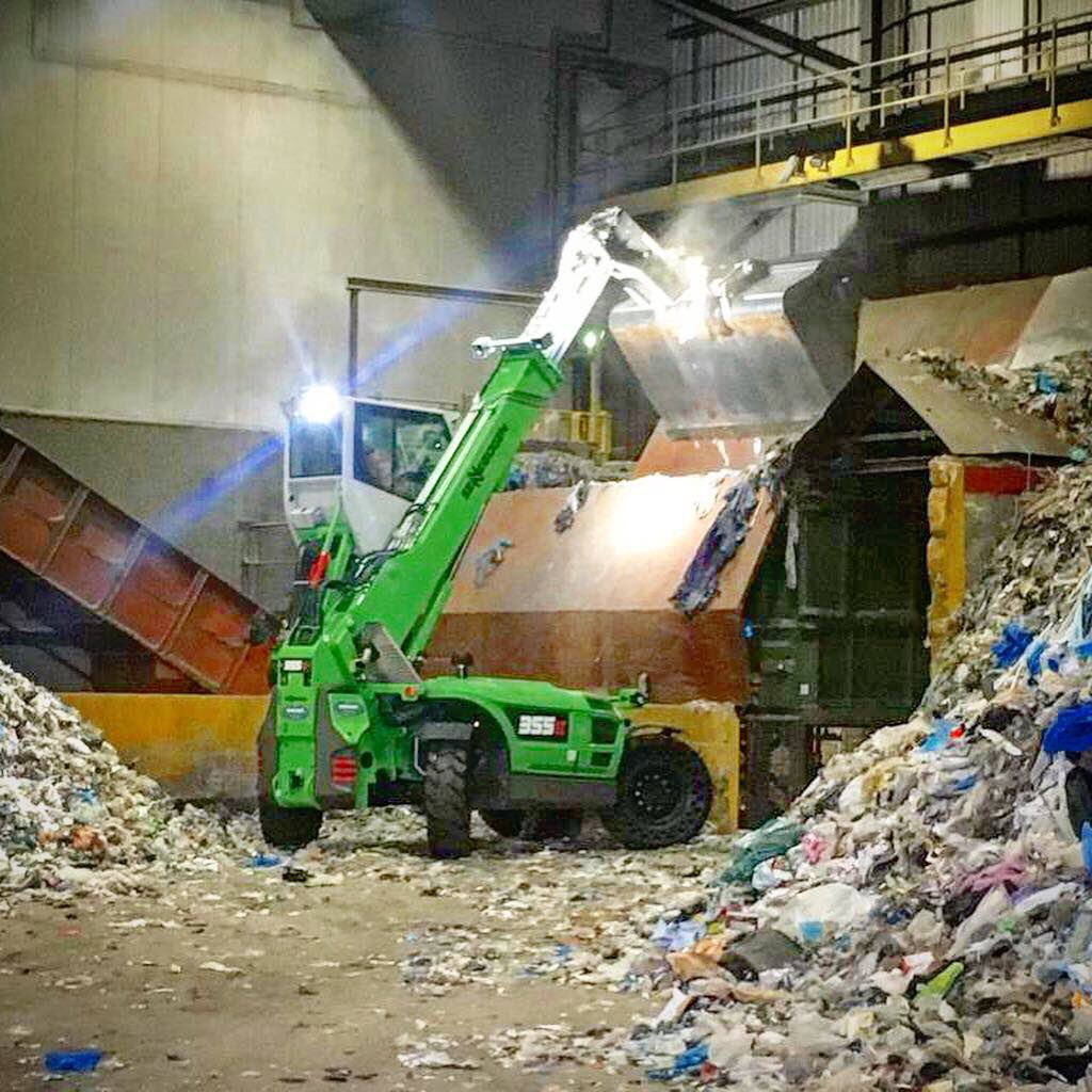 molson_group's tweet photo. The @SENNEBOGEN_mk 355e Multi Loader is revolutionising waste sites across the UK.
Contact Molson Green today for full details, pricing, availability and to arrange a demonstration.
#sennebogen #multihandler #molsongreen #355e #waste #recycling #molson https://t.co/eSenoDrMii