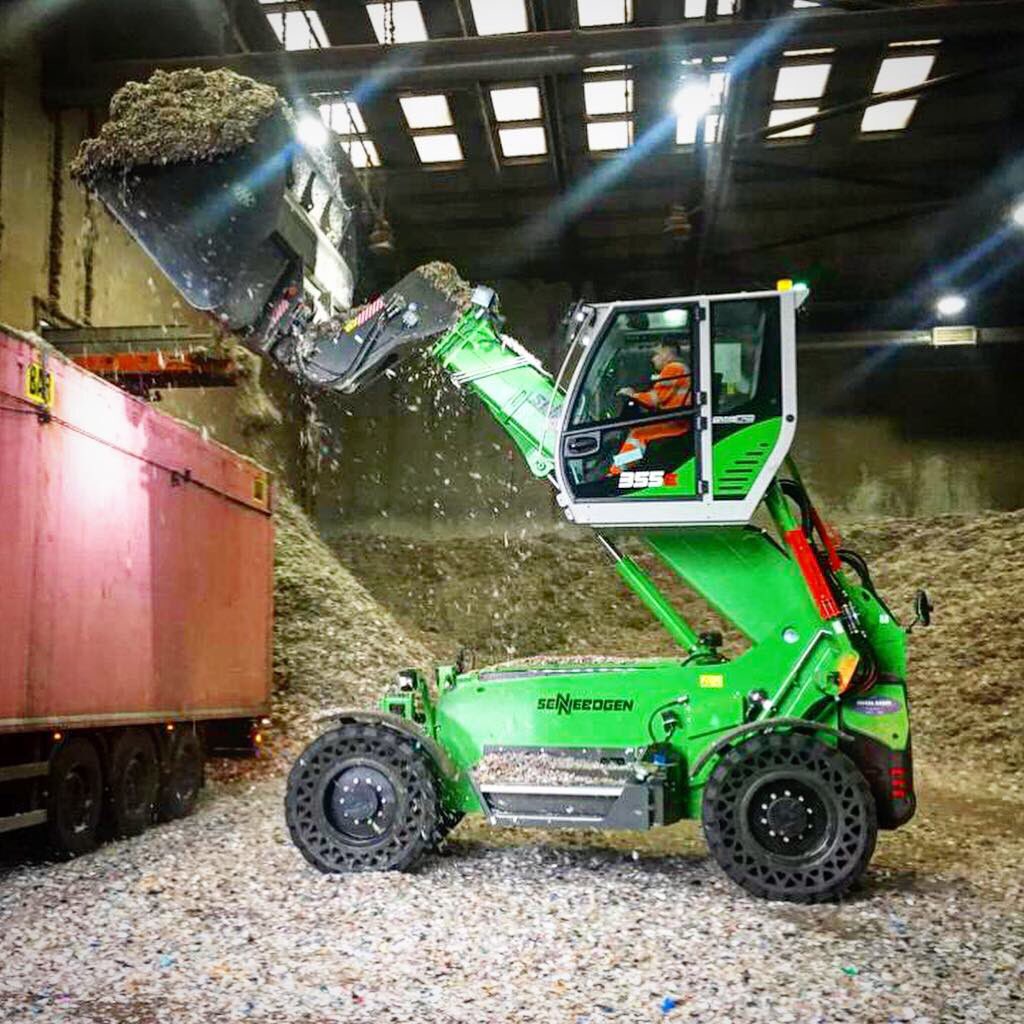 molson_group's tweet photo. The @SENNEBOGEN_mk 355e Multi Loader is revolutionising waste sites across the UK.
Contact Molson Green today for full details, pricing, availability and to arrange a demonstration.
#sennebogen #multihandler #molsongreen #355e #waste #recycling #molson https://t.co/eSenoDrMii