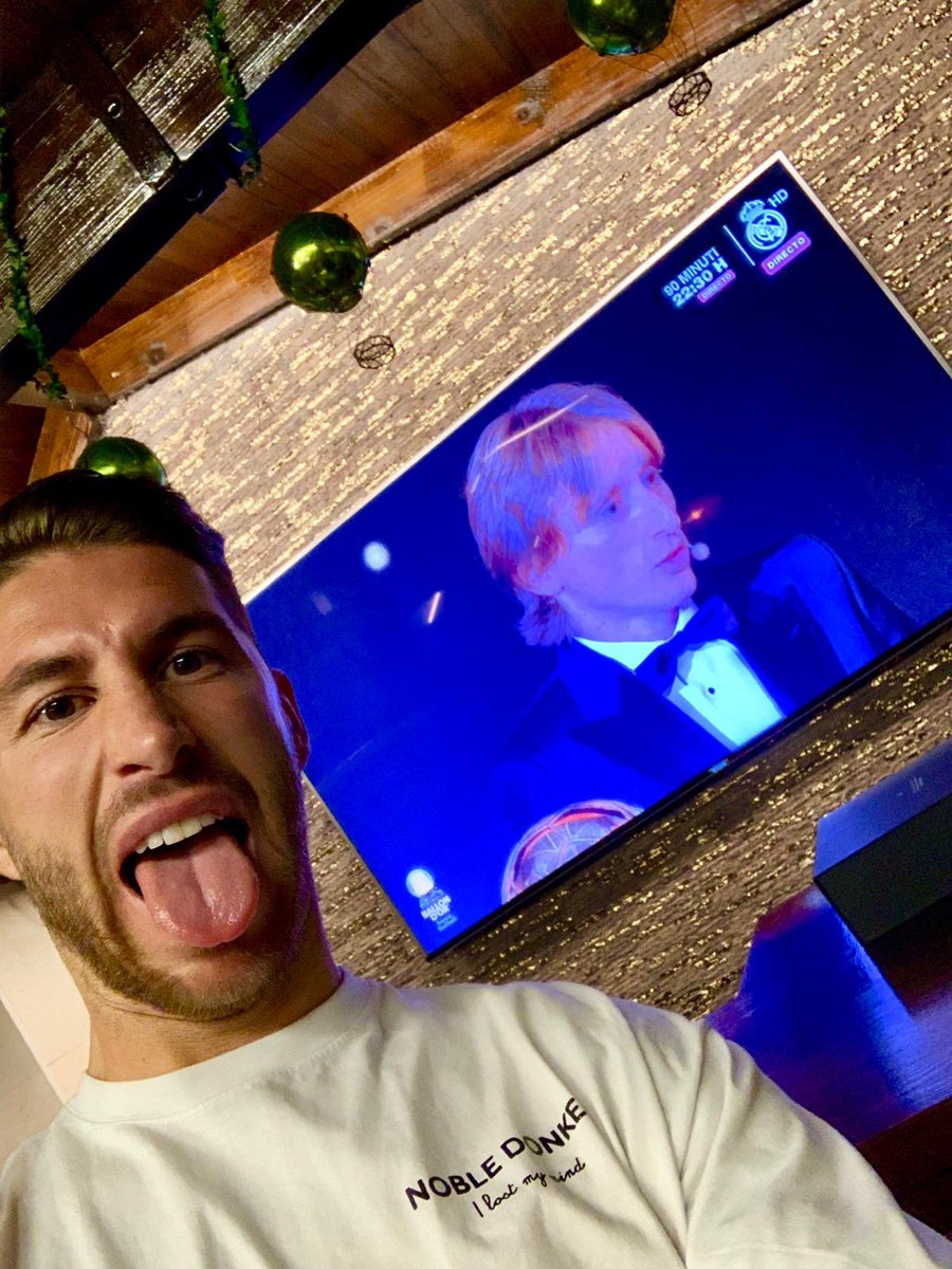 ¡Balón de Oro, Lukita Balón de Oro! Enhorabuena, amigo, enhorabuena, hermano croata. ¡Muy merecido!
Congrats, my Croatian brother. Well deserved!
@lukamodric10 #ballondor #juegasmuchoaesto #loquierountiempoencasa
