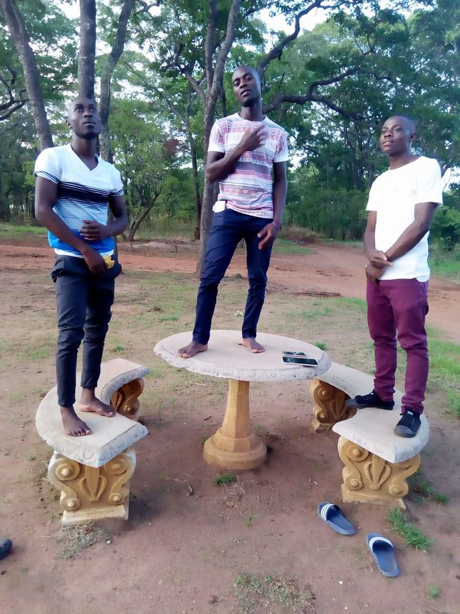 GIGISDO's tweet photo. Simple chill at friend's place after dancing to slap Dee's songs my great  king👑 https://t.co/O6WQ5U73eq