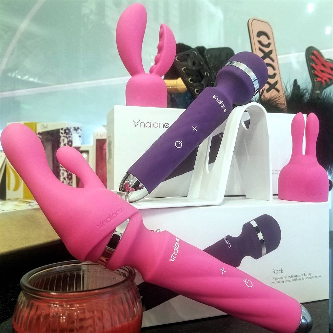 ForeplayChicago's tweet photo. This week grab the @nalone Rock for 50% off.
Strong, rumbly vibrations make this lil wand a good choice for a great price.
#rock #nalone #halfoff #wand #vibrator #rumble #buzzbuzz #clitoris #attachment #flexible #silicone #waterproof #rechargeable #foreplaychicago #💋 https://t.co/d1wayHxAxp