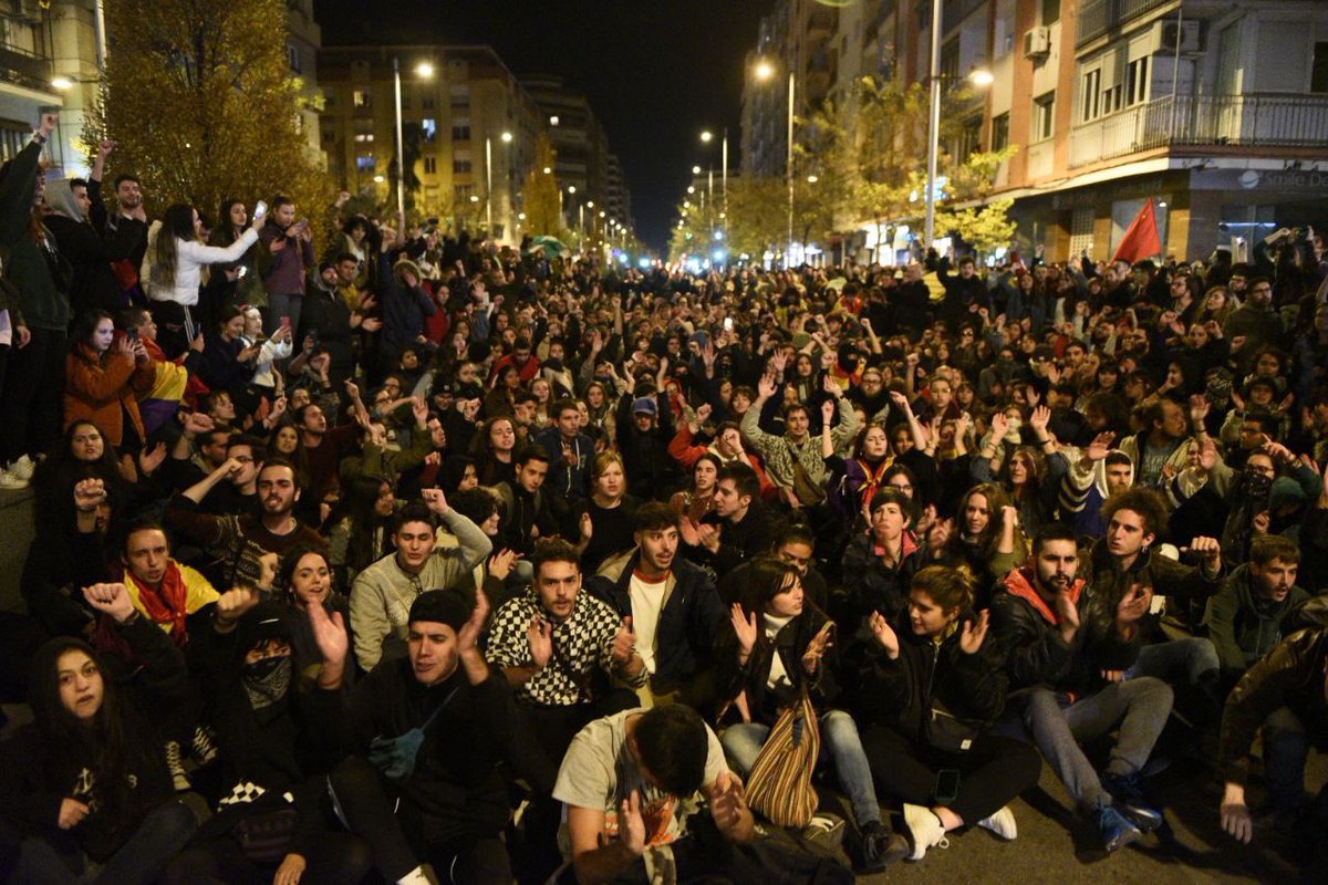 FonsiLoaiza's tweet photo. "Andalucía será la tumba del fascismo" cantan en Sevilla, Granada, Málaga, Cádiz... Las calles andaluzas se llenan de vacuna democrática contra los fascistas. https://t.co/HVCG1O1wCk