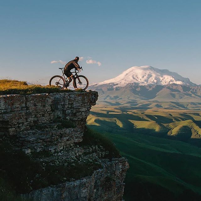ELEVENPINE's tweet photo. #motivationmonday 🚵♂️
Who is ready for a biking adventure?
.
.
.
#bikelife #bikeadventure #bikerides #cyclinglife #roadbiking #elevenpine #bikepacking https://t.co/7ogOBA9nFN https://t.co/nyBdK2HUsJ