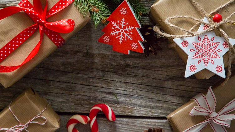 financapratica's tweet photo. A decoração de Natal já tomou conta do comércio, aguçando aquela vontade de comprar presentes, seja para você ou para pessoas queridas. Veja nossas dicas para planejar as compras e proteger seu bolso.

https://t.co/VSKyBX78BP https://t.co/YZIgqppOdx