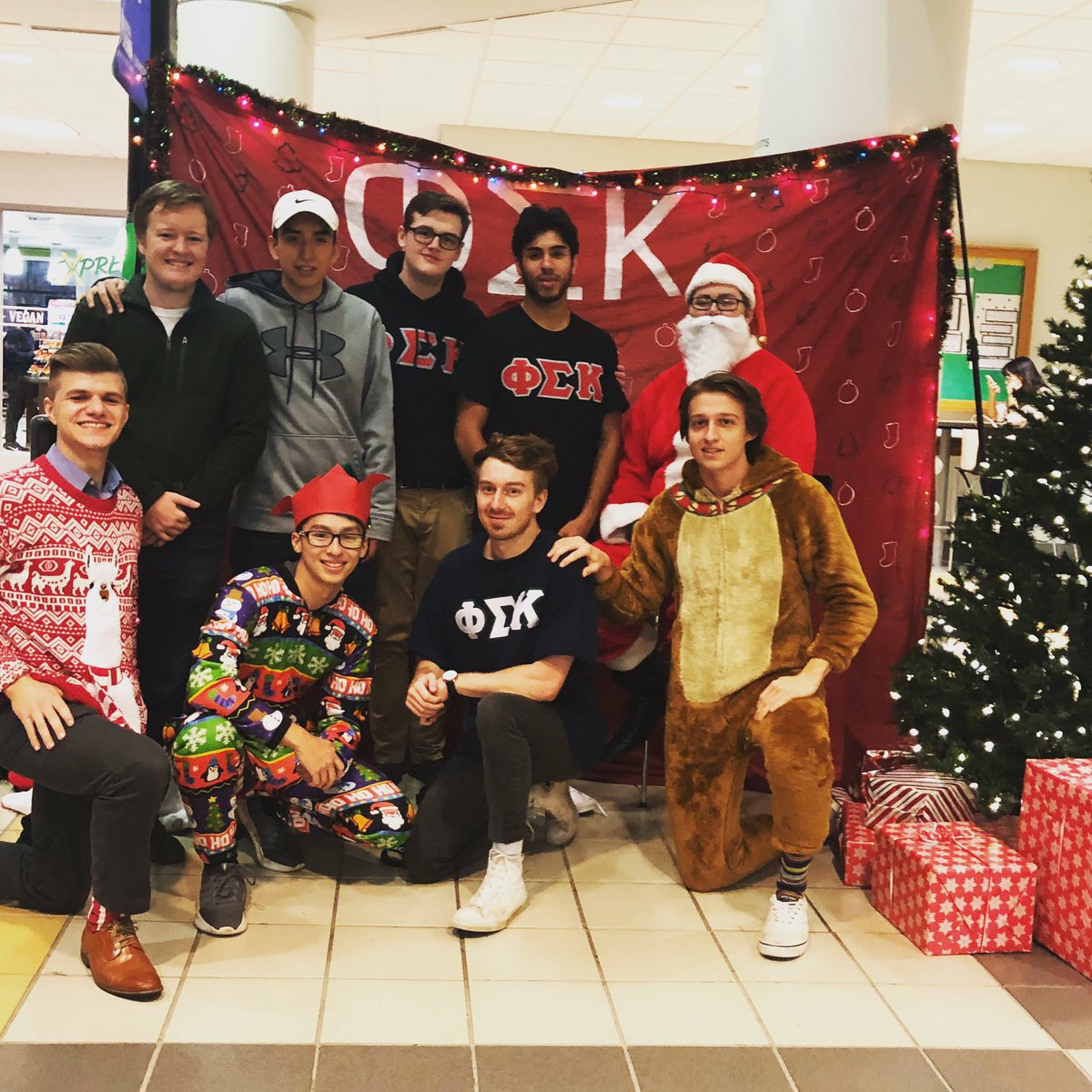 Hey <a href="/masonphisig/">GMU Phi Sigma Kappa</a> so Santa lives in the JC now?🎅🏼 

#phisig #gmu #holidays #santa
