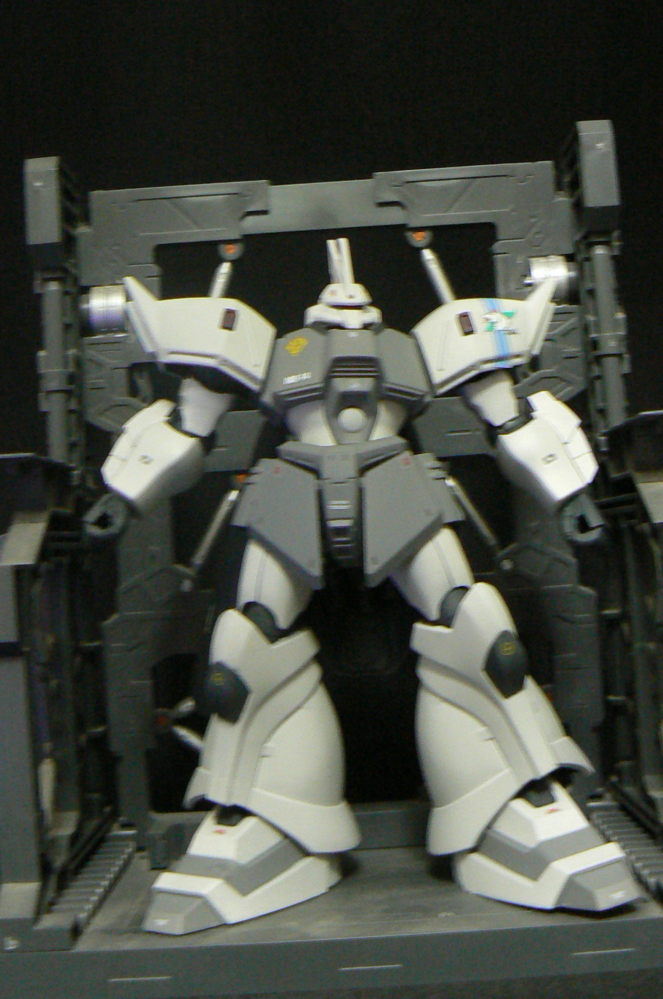 Katsu Hguc シン マツナガ専用ゲルググj完成 頭部 肩 腕 脚 武器関係の合わせ目処理をして 左肩のデカールだけだと寂しいので余っていたデカールを貼りました ガンプラ ゲルググｊ シン マツナガ専用 プレミアムバンダイ T Co