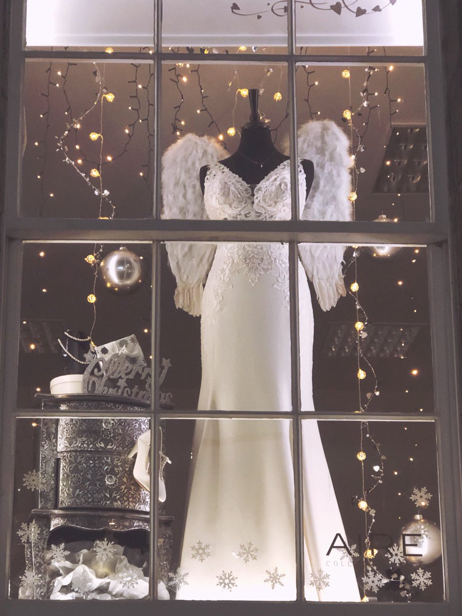 It’s beginning to look a lot like Christmas.... 😇
.
.
.
Dress pictured: the brand new D2679 from @essenseofaustralia
.
.
.
#christmas #windowdisplay #bride #weddingdress #dunfermline