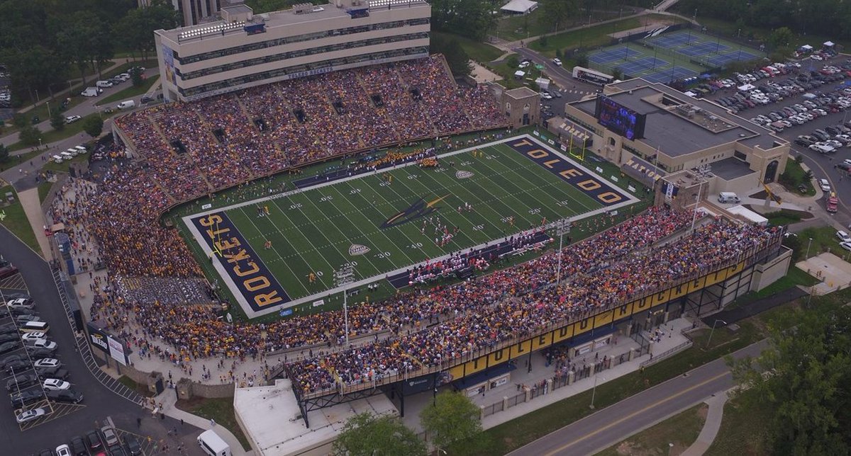 ToledoFB's tweet photo. Rockets once again led the MAC in attendance! Averaged 21,352 in 2018, including 11,830 season tickets, an increase of nearly 14% from 2017! Big things ahead in 2019! #GoRockets https://t.co/hjx8PX1X3Q