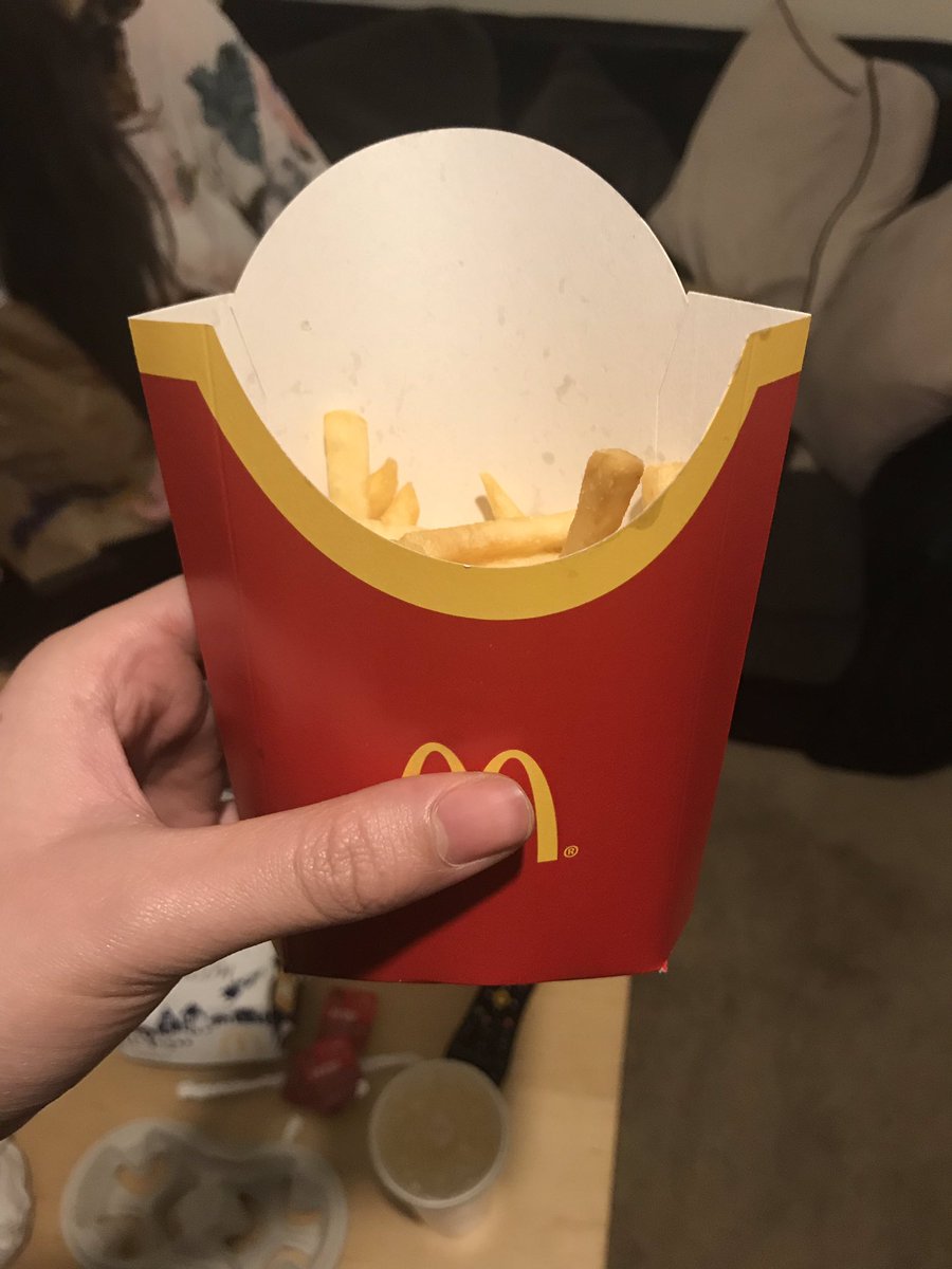 ChloeMusijx's tweet photo. @McDonaldsUK What is the point of paying an extra 40p for a large meal when I get half the amount of fries? https://t.co/8ZxTyW7j3t