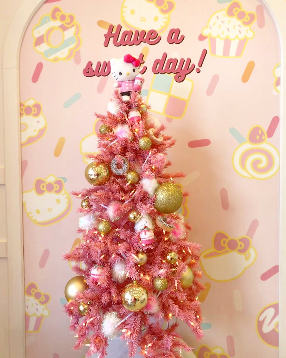 LMVLblog's tweet image. Check out this awesome pretty and pink @hellokittycafe photo op! It’s so cuteeee!!! @irvinespectrum #irvinespectrum #hellokittycafe