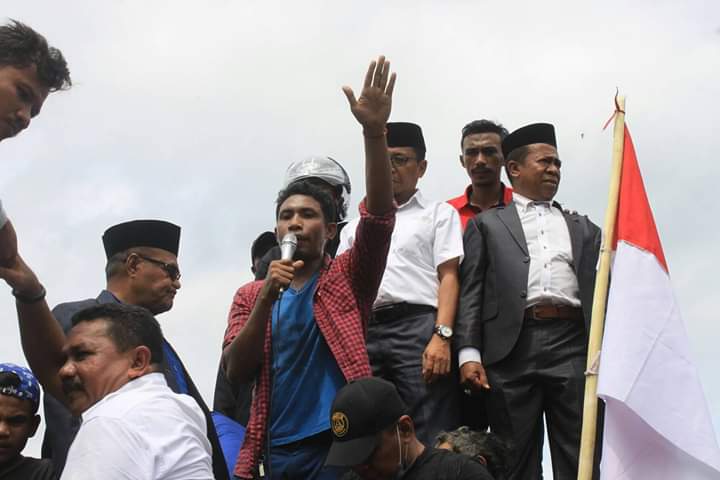 Harga Kopra Anjok hingga 2800/Kg, berdampak buruk yaitu putusnya anak-sekolah. Sdh bgitu Pemda menggunakn Preman Untuk membubarkan aksi masa petani pada tgl 28 lalu