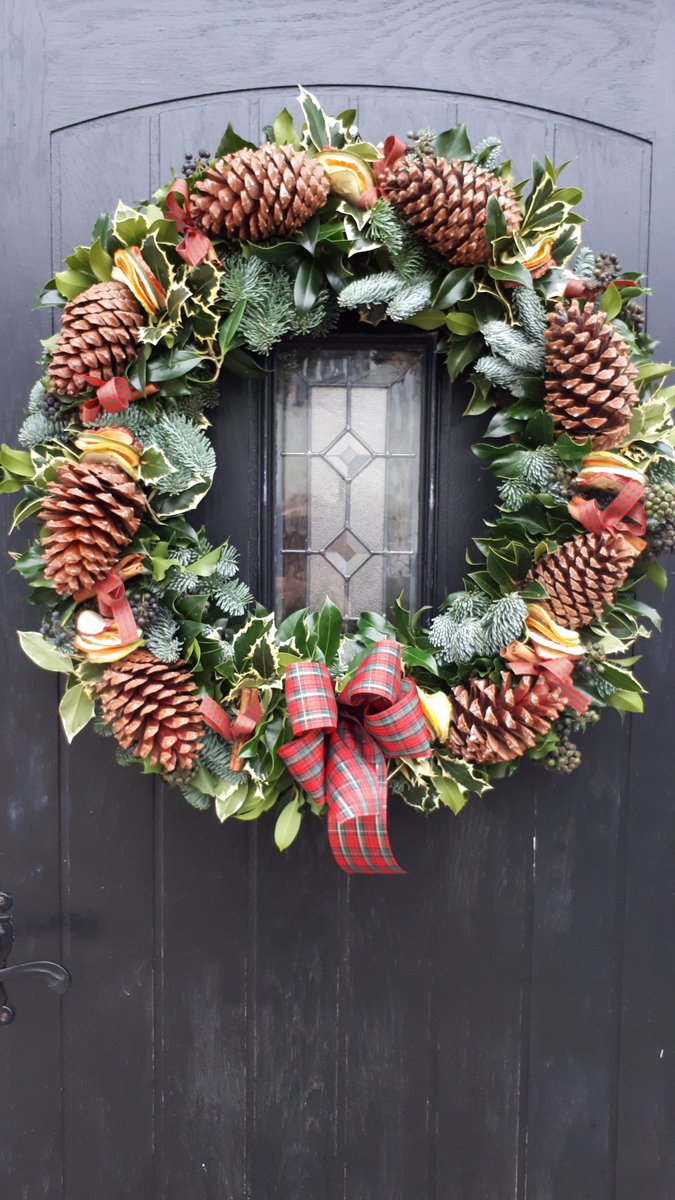 KayeSouter's tweet photo. Listen to Radio Suffolk's Breakfast Show in the morning, I will be showing @MarkGlennMurphy how to make a door wreath! 7.20am onwards #festiveworkshops #suffolkflorist #Christmasdecor
https://t.co/EN2KHDtD3d https://t.co/5nHHYQsYEc