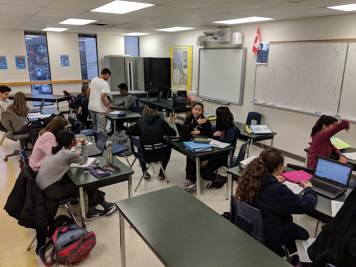 nicolestogaitis's tweet image. Coder avec #Python pour déterminer la règle de la somme des angles internes d'un polygone régulier en #math 9e! On teste notre code debout en se déplaçant. Merci Mme Annie Bernatchez!👍🤟 #clcCodeWeek #STIAMViamonde #HourOfCode #cfviamonde @niniex6 @ManonSavard4 @Collegefrancais
