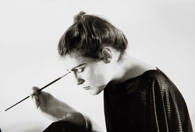 Hoy, Día Internacional de la Discapacidad, recordamos que el Palau de la Virreina, en Barcelona, dedica exposición a la artista Lorenza Böttner. De niño un cable de alta tensión le carbonizó las manos y luego perdió los brazos. Una lección de superación. goo.gl/kYo8fL