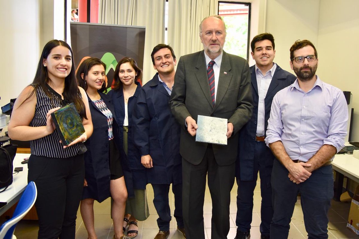 MinMineria_cl's tweet photo. Ministro @bprokurica promueve reciclaje de neumáticos tras conocer innovador proyecto de la @UTalca que utiliza los residuos para elaborar nuevos productos. #ChileLoHacemosTodos #ChileLoCuidamosTodos #ChilePaísMinero https://t.co/gBK2uVqgDU