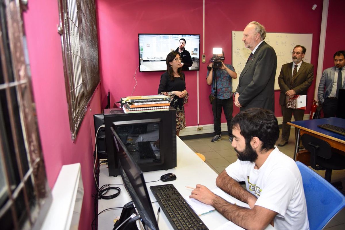 MinMineria_cl's tweet photo. Ministro @bprokurica promueve reciclaje de neumáticos tras conocer innovador proyecto de la @UTalca que utiliza los residuos para elaborar nuevos productos. #ChileLoHacemosTodos #ChileLoCuidamosTodos #ChilePaísMinero https://t.co/gBK2uVqgDU