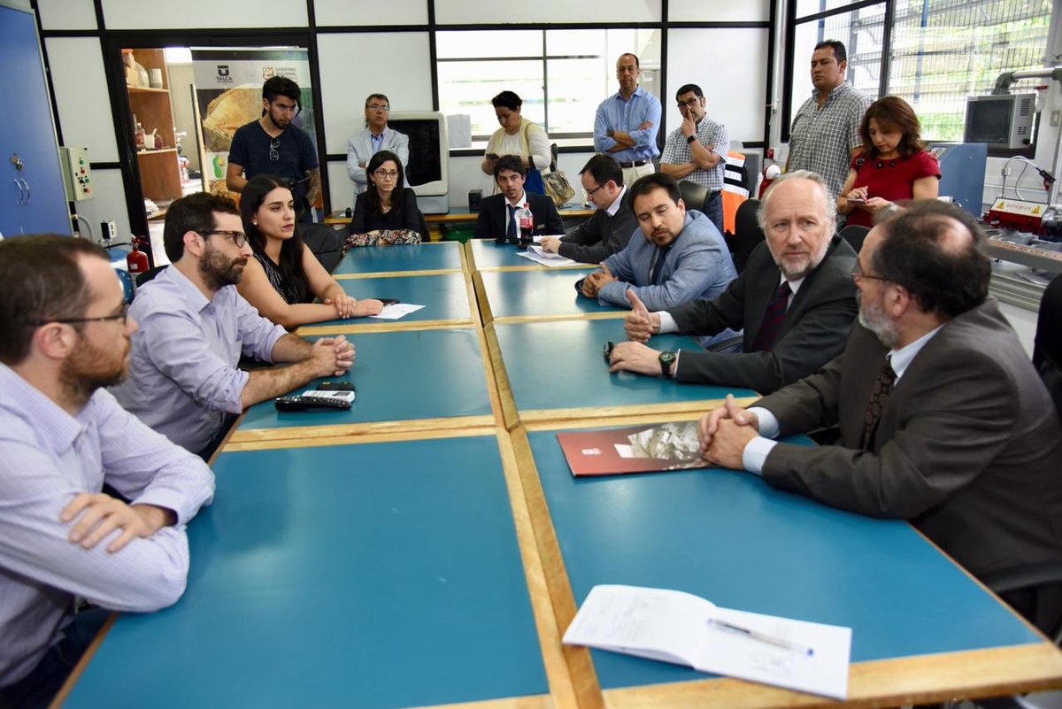 MinMineria_cl's tweet photo. Ministro @bprokurica promueve reciclaje de neumáticos tras conocer innovador proyecto de la @UTalca que utiliza los residuos para elaborar nuevos productos. #ChileLoHacemosTodos #ChileLoCuidamosTodos #ChilePaísMinero https://t.co/gBK2uVqgDU