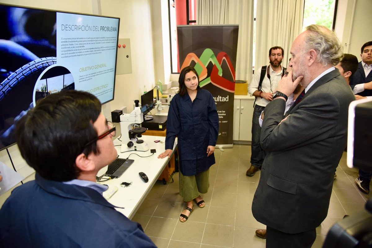 MinMineria_cl's tweet photo. Ministro @bprokurica promueve reciclaje de neumáticos tras conocer innovador proyecto de la @UTalca que utiliza los residuos para elaborar nuevos productos. #ChileLoHacemosTodos #ChileLoCuidamosTodos #ChilePaísMinero https://t.co/gBK2uVqgDU