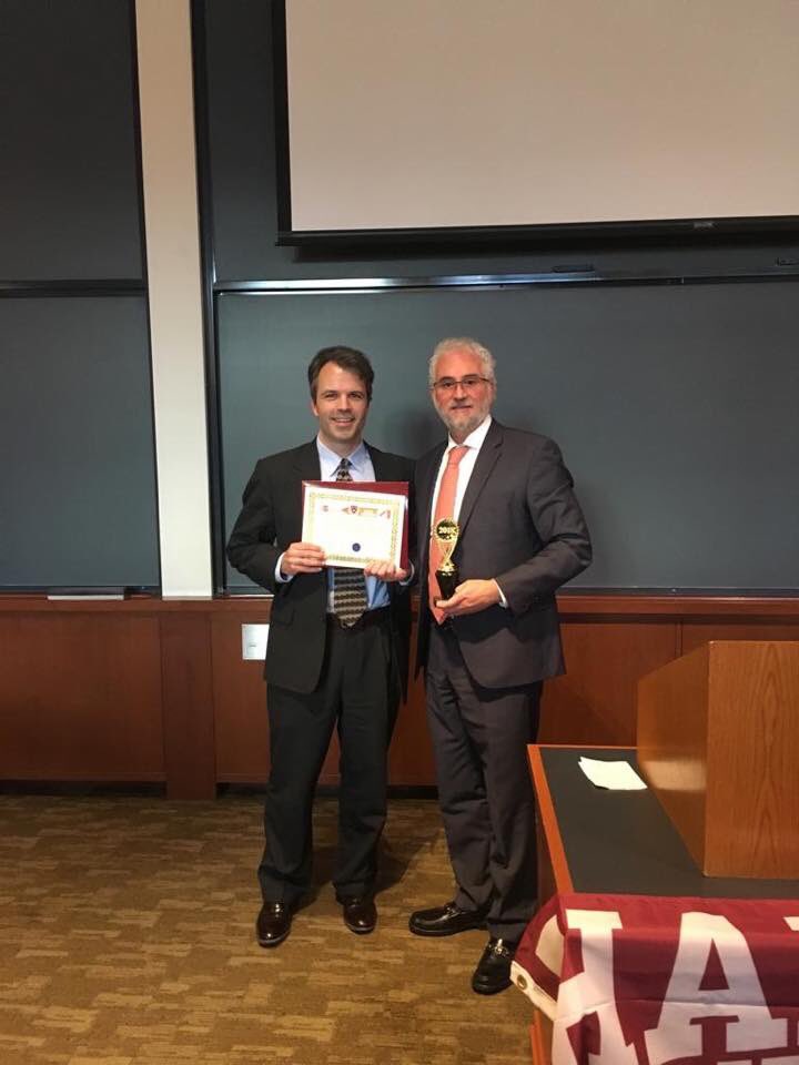 LaRevistaSteMx's tweet photo. 👏🏼 RECONOCE HARVARD a TABASQUEÑO. Premio y reconocimiento a BERNARDO BOSCH HERNÁNDEZ en Boston, Massachusetts. Ganador en la categoría de responsabilidad Gubernamental y Social en el Desarrollo e Implementación en PEMEX del Programa de Apoyo a la Comunidad y Medio Ambiente. https://t.co/hza5k1BsV2