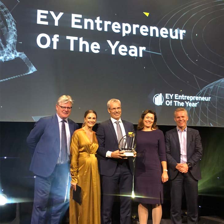skogenlund's tweet photo. I kveld gikk EY Entrepreneur of the Year (Norge) av stabelen. Fjorårsvinner Hans Petter Mellerud, EYs Nordensjef Erik Mamelund og jeg fikk gleden av å overrekke årets hovedpris til den verdige vinneren. Gratulerer så mye med prisen, Per Grieg jr👏. #EOYnorge https://t.co/7QTDr8bBpY