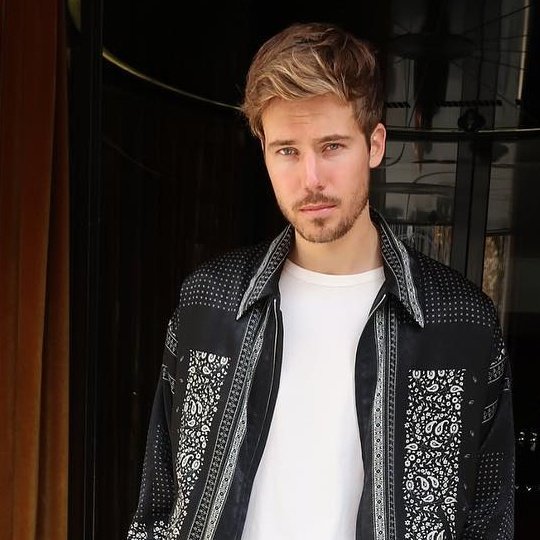 jasxnstark's tweet image. Buenas noches a todos, ¿Cómo van?