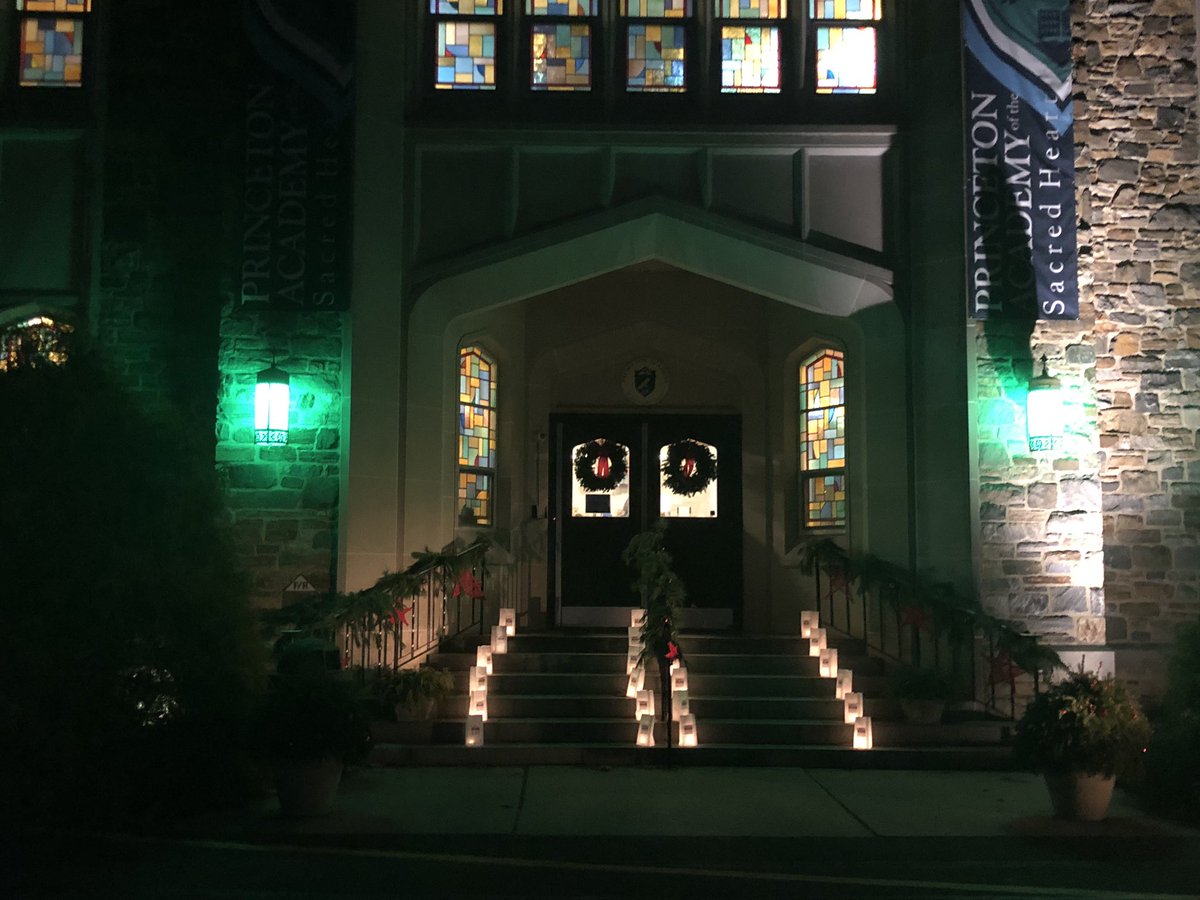 PrincetonAcadSH's tweet photo. Tonight we join and support @WomanspaceInc by lighting candles at our entrance for #COL2018 to raise awareness and end domestic violence. #Goal3 #WeAreSacredHeart💙💚 https://t.co/jHmiwn6HF9