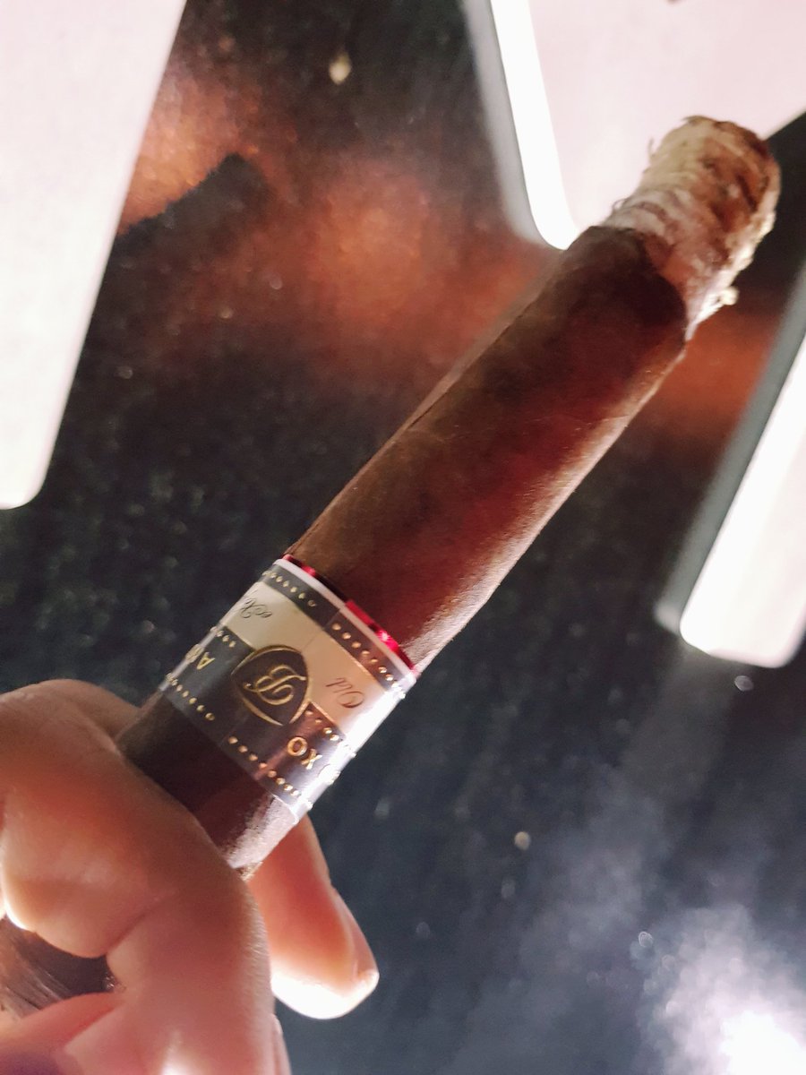 Celebrando con un Balmoral Añejo XO de Royal Agio, hecho a mano en #RepublicaDominicana <a href="/balmoralcigars/">Balmoralcigars</a> #cigars