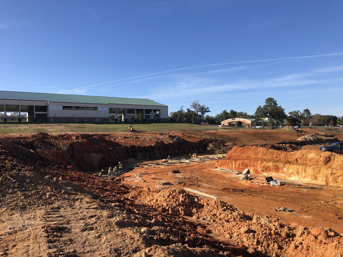SouthAlabama's tweet image. Today our administrators got a view of their new office site... oh and the stadium coming #OnCampus2020 👏🏼👏🏼👏🏼