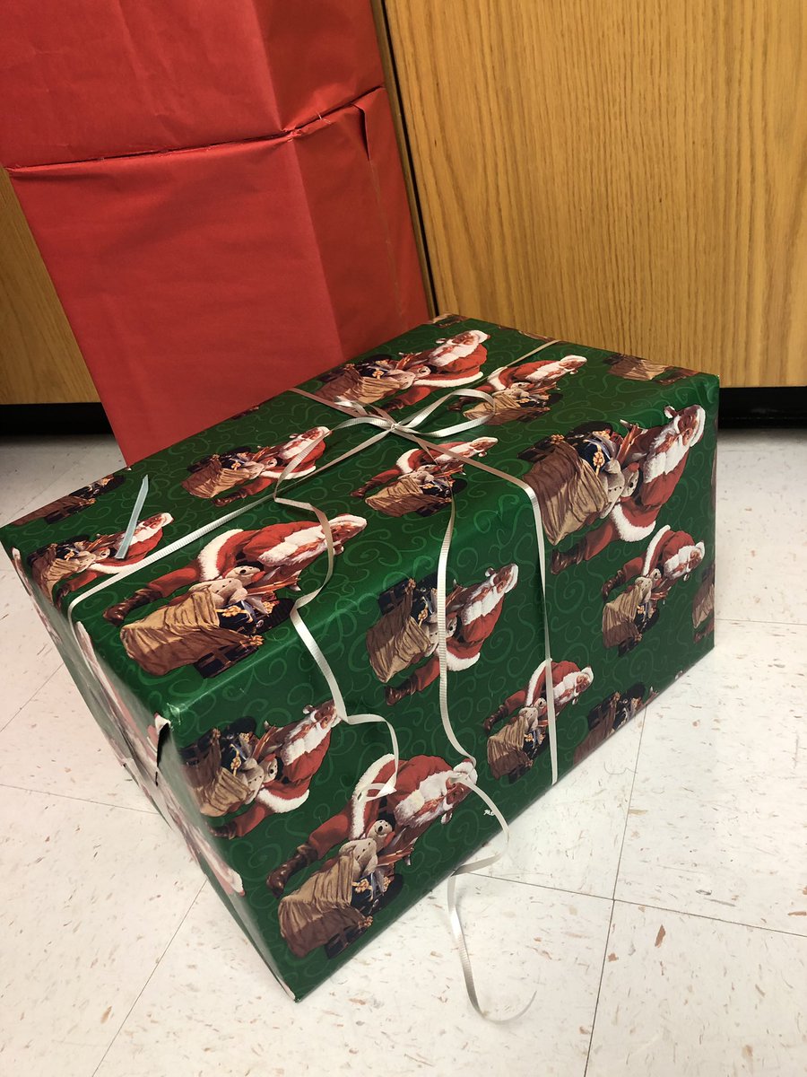 LEE_STUCO's tweet photo. Student council will be wrapping presents tonight at the choir concert!! Drop them off and enjoy the show!! Wrapping starts at 5:30 and the concert starts at 7:30! ❤️ https://t.co/NKltAb8WMF