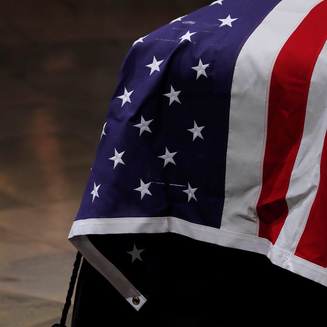 TelemundoNews's tweet photo. Homenaje al fallecido expresidente George H.W. #Bush en la rotonda del capitolio 📸: Reuters #Remember41 https://t.co/L7zvmw8AH7