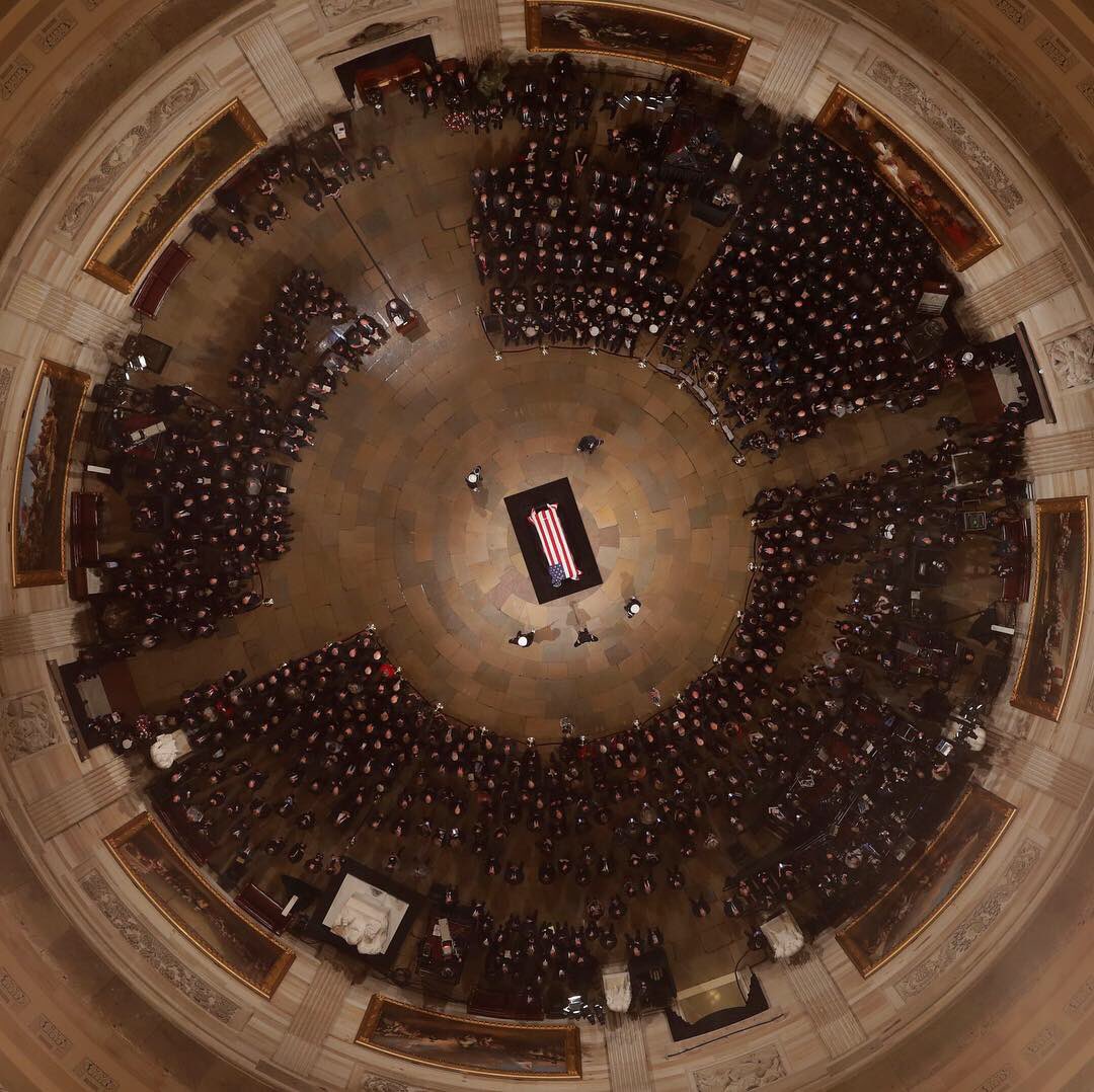 TelemundoNews's tweet photo. Homenaje al fallecido expresidente George H.W. #Bush en la rotonda del capitolio 📸: Reuters #Remember41 https://t.co/L7zvmw8AH7