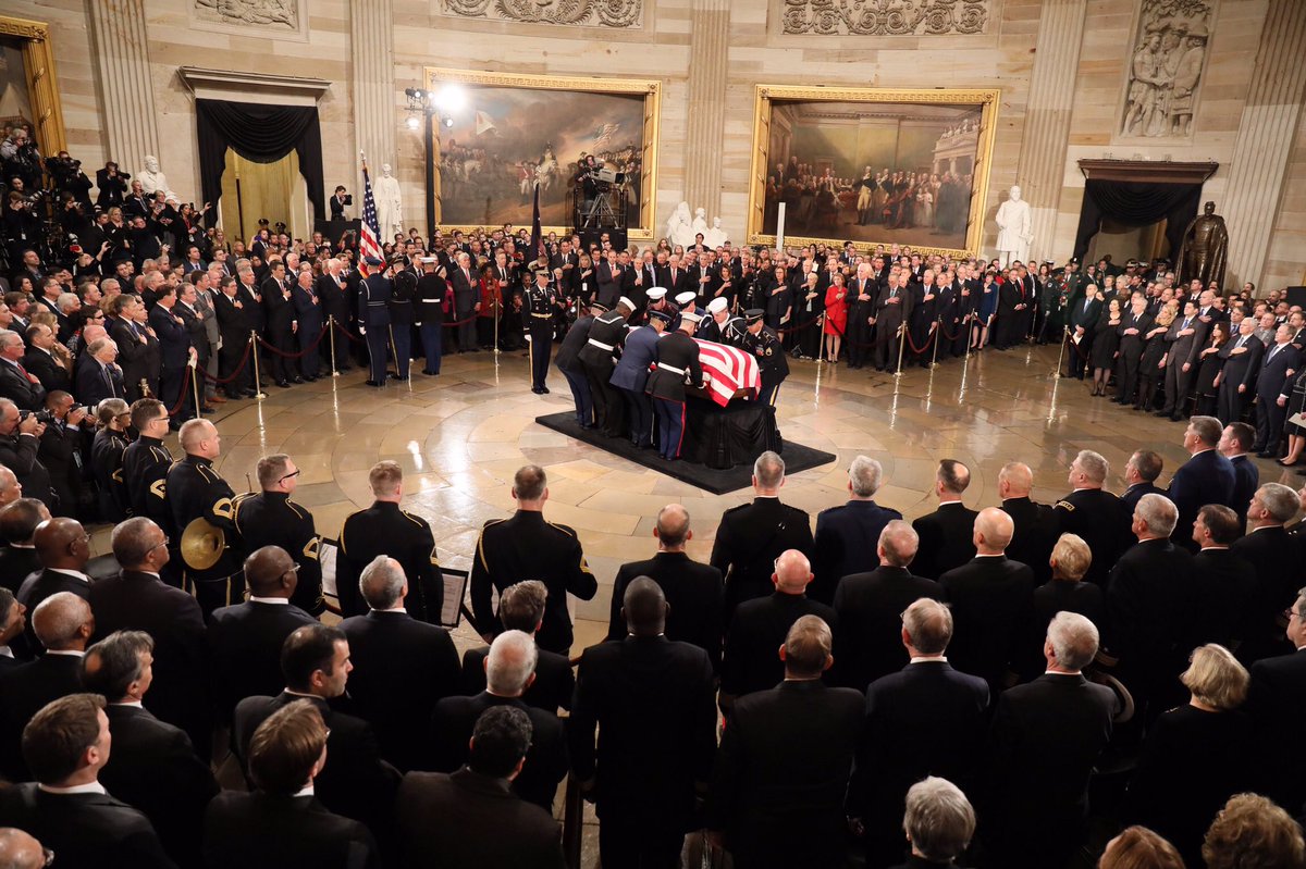 TelemundoNews's tweet photo. Homenaje al fallecido expresidente George H.W. #Bush en la rotonda del capitolio 📸: Reuters #Remember41 https://t.co/L7zvmw8AH7