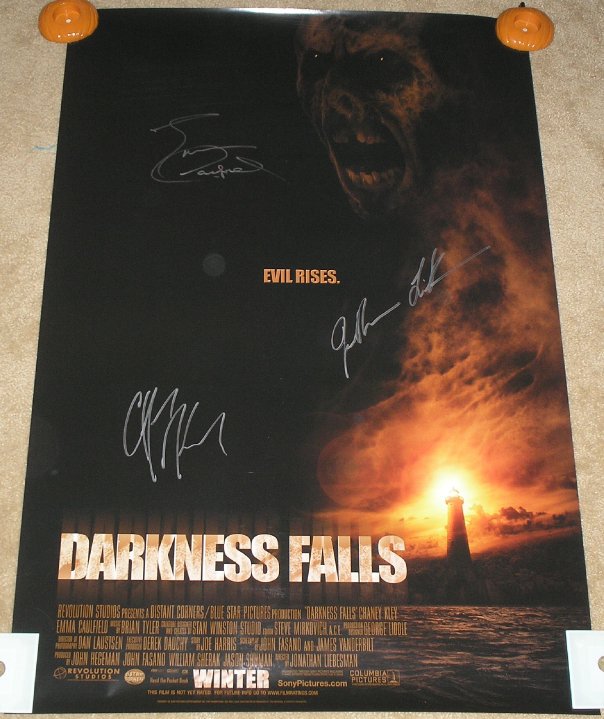 Dave_Andreas's tweet photo. Darkness Falls poster signed by Jonathan Liebesman, Emma Caulfield, and Chaney Kley.  Another past @FANGORIA Weekend of Horrors acquisition.

#DarknessFalls #HorrorMovies #HorrorAutographs #EvilRises #ToothFairy https://t.co/u5GHCNxCOf