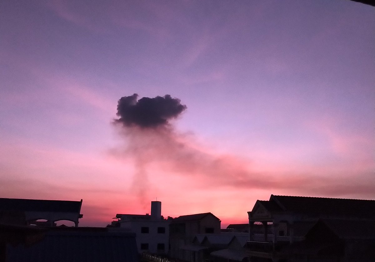 Sunrise in Phnom Penh including air pollution #cambodia #phnompenh @EyeOnCambodia  <a href="/phnompenhpost/">The Phnom Penh Post</a>
