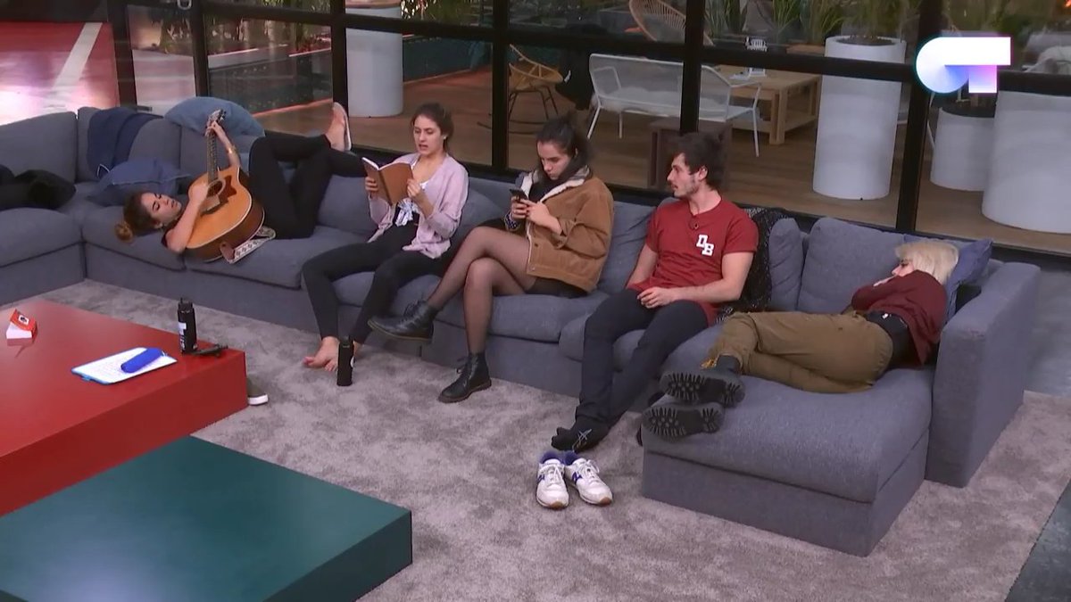 artekiviju's tweet photo. Encuentra a alguien que te quiera como Julia a su guitarra
#OTDirecto3DIC 
#OTDirecto4DIC https://t.co/qT41JAl4M5