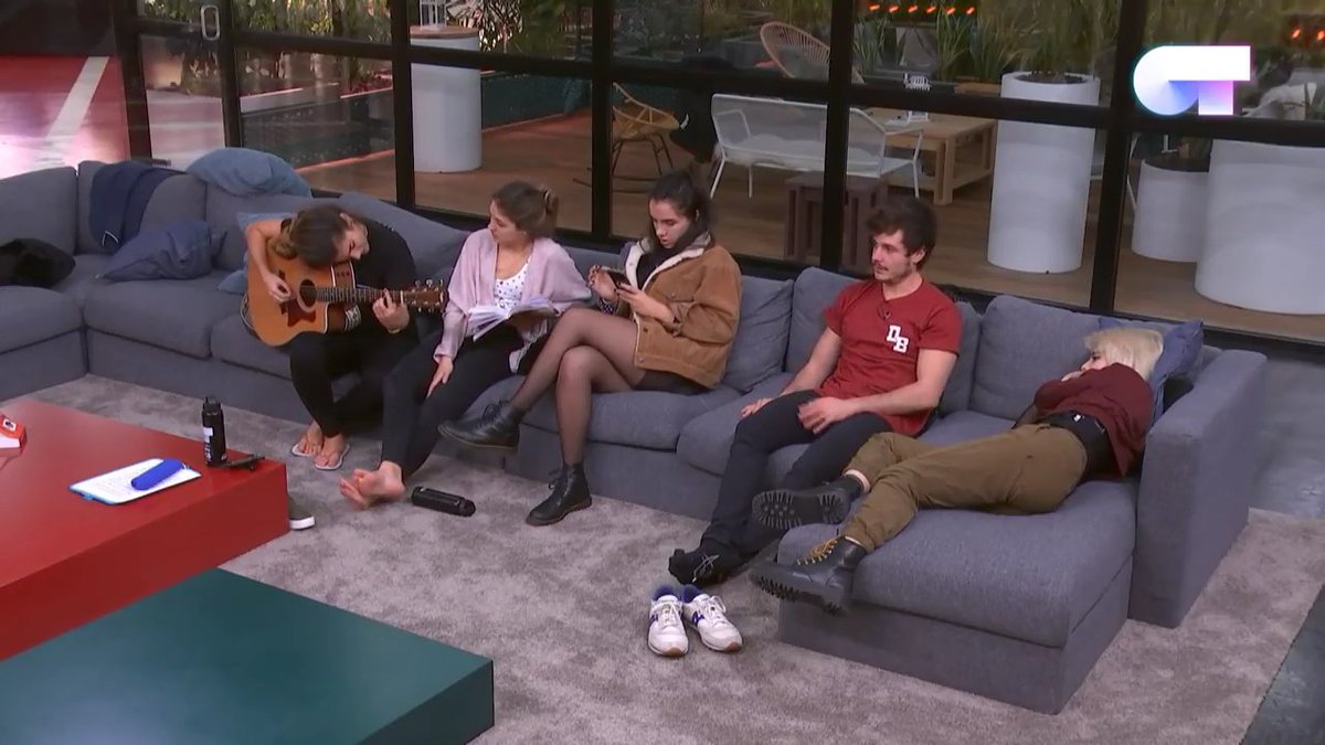 artekiviju's tweet photo. Encuentra a alguien que te quiera como Julia a su guitarra
#OTDirecto3DIC 
#OTDirecto4DIC https://t.co/qT41JAl4M5