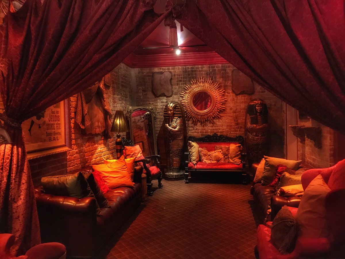 sarahsomeplace's tweet photo. This is the #seanceroom on the top floor @MurielsNOLA. Read more about it, and the top 5 haunted bars in #neworleans on my blog! https://t.co/BQcYWf0D57