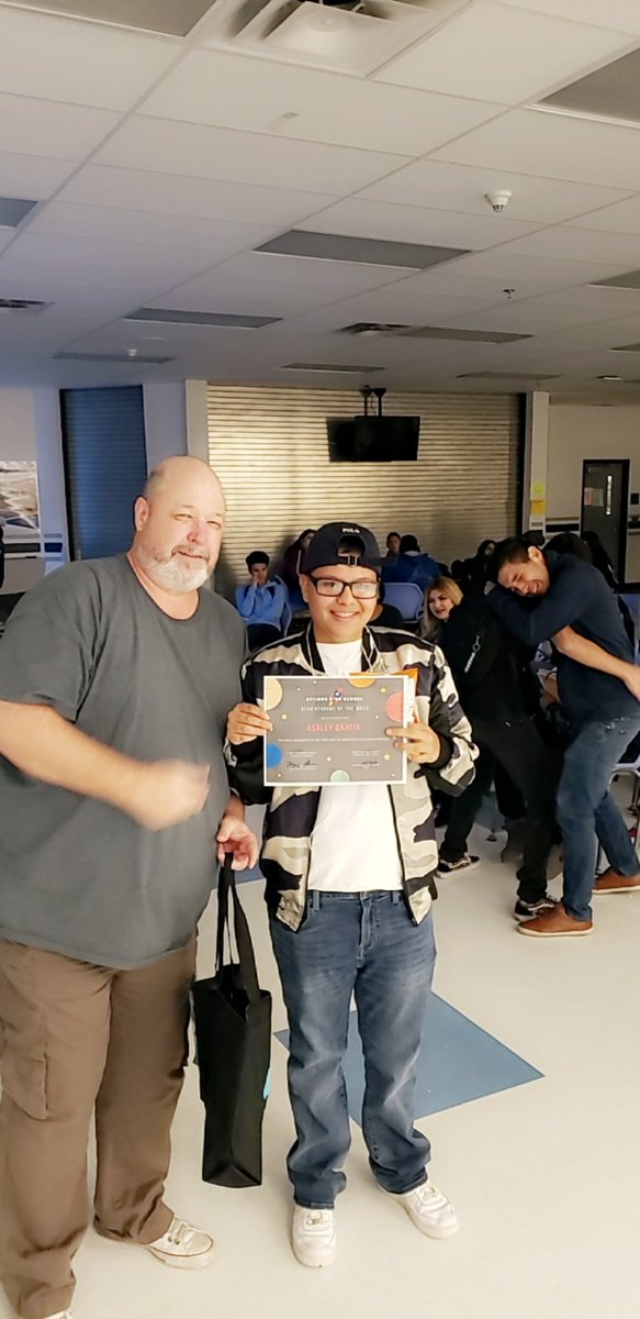 Desigo13's tweet photo. Celebrating student achievements this afternoon at our weekly Star Student of the Week Assembly. @Options_HS @AZubia_OHS @astewa01_OHS
#RhinoStrong #TeamSISD #StarStudent https://t.co/Bysf8DQBnQ